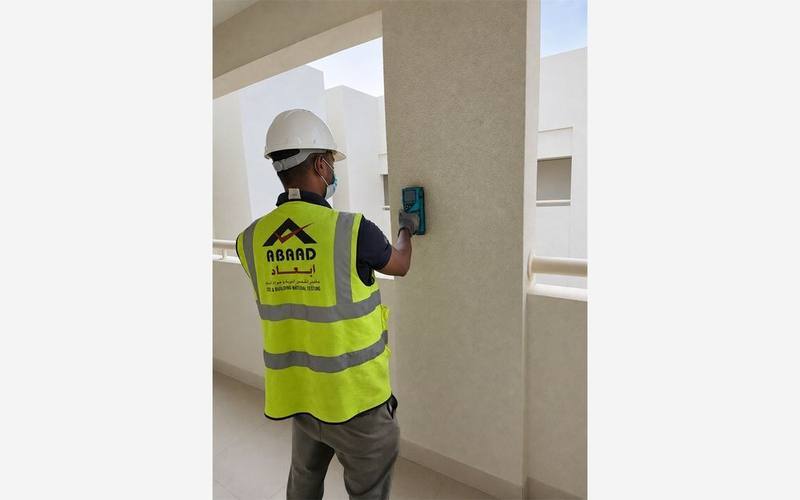 Abaad technician performing rebar scanning